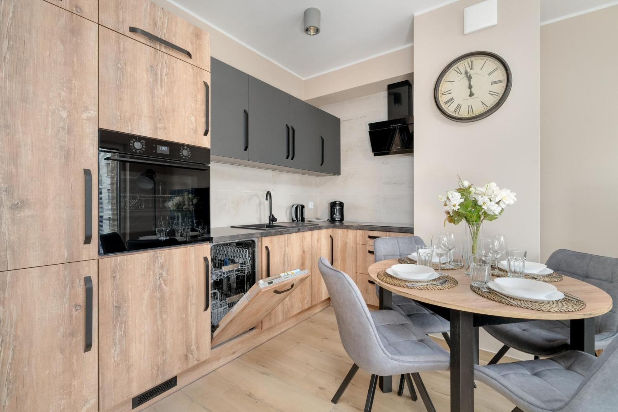 Cosy And Bright Apartment With Parking In Poznan By Noclegi Renters Luaran gambar