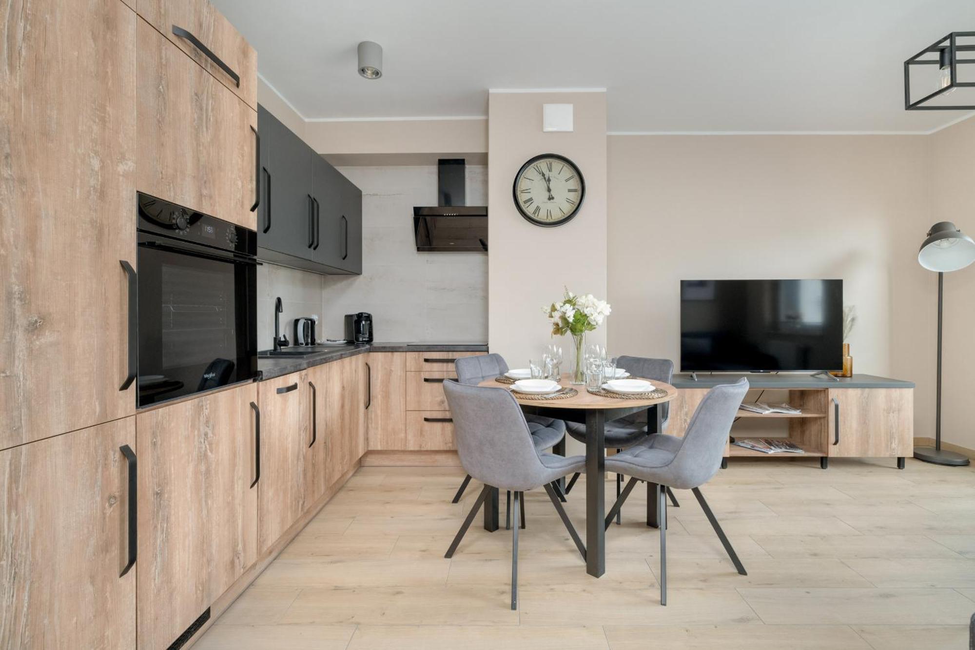 Cosy And Bright Apartment With Parking In Poznan By Noclegi Renters Luaran gambar